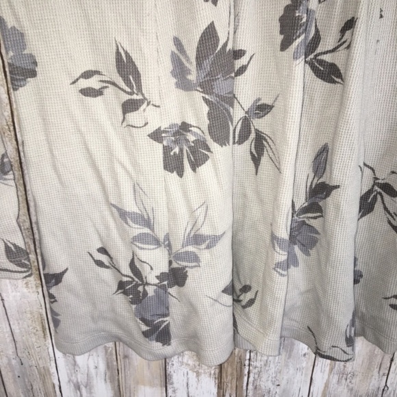 NWT Ingrid & Isabel Maternity Grey Floral Blouse - Picture 3 of 4